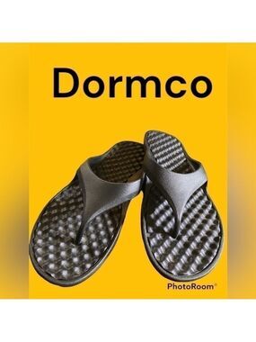 DORMCO black non-slip rubber shower sandals.  Size medium women’s 7/8. EUC!